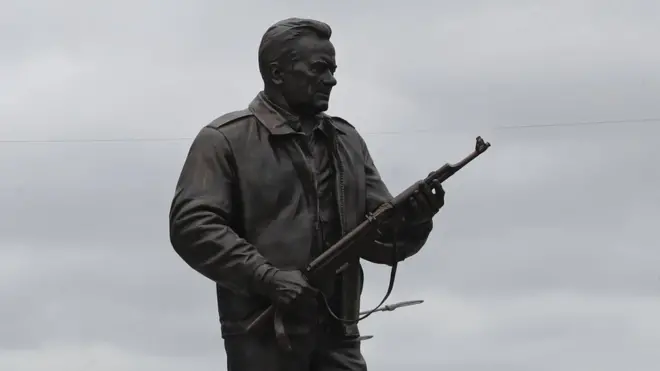 Monumen Kalashnikov di Moskow didirikan sebagai penghormatan terhadap perancanang senapan serbu AK-47, Mikhail Kalashnikov.