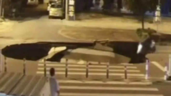 حفرة عملاقة تبتلع سائق دراجة في الصين