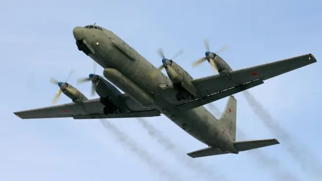 Ил-20 оснащен радаром бокового обзора - он хорошо виден под фюзеляжем самолета