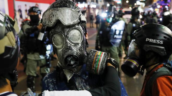 香港旺角一場警民衝突中一名戴著防毒面罩記者被防暴警察以胡椒噴霧噴滿一臉（29/2/2020）