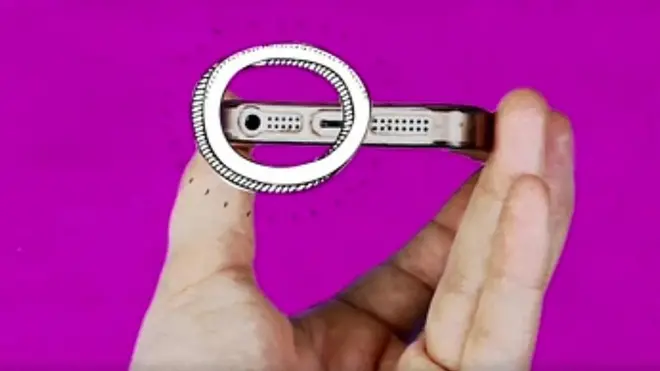 Agujero de los audífonos de un celular