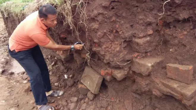 Lapisan tanah yang diduga mengandung struktur Majapahit di Desa Kumiter, Kecamatan Jatirejo, Kabupaten Mojokerto, Jawa Timur.