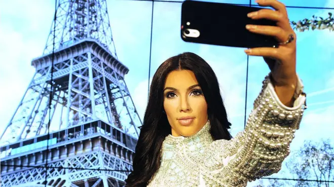 Kim Kardashian dey snap selfie.