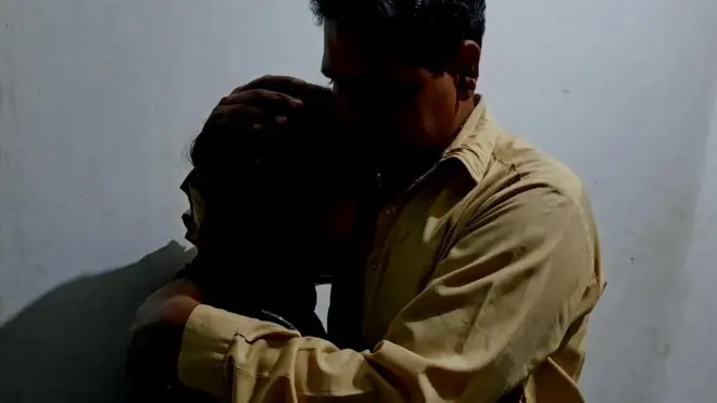 पाकिस्तान में फराह अपने पिता के साथ