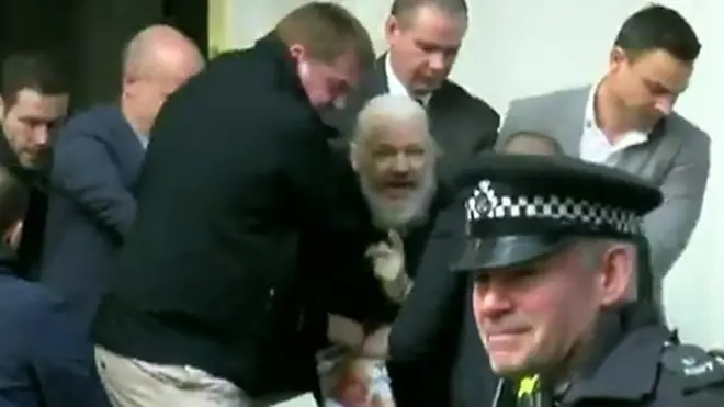 لحظة القبض على مؤسس ويكيليكس في لندن