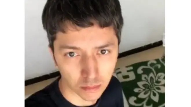 메르단 가파르가 보낸 위 사진은 그가 수갑을 찬 채 방에 있는 것으로 보인다