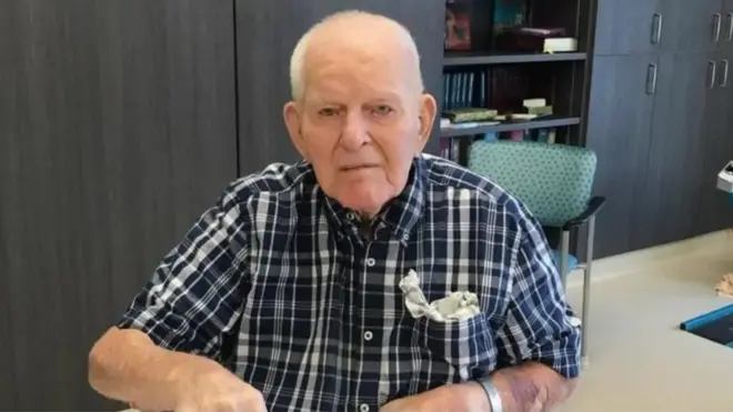 Esmond Allcock iyo iyo duqa magaalada Kerrobert