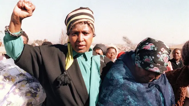 Winnie Mandela merupakan inspirasi bagi Uskup Agung Desmond Tutu. (Foto pada 27 Juli 1987)