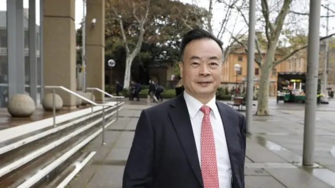 周泽荣出生在中国，青年时代去香港，后移居澳大利亚。1980年代回到中国投资，曾名列富豪榜。