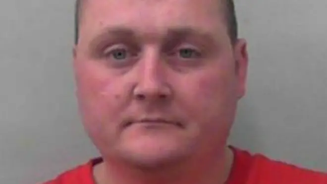 Kevin aliweka vipande vya nyama ya nguruwe katika mlango wa msikiti wa Jamia huko Totterdown