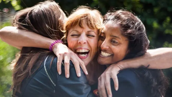 गले लगने की तस्वीर