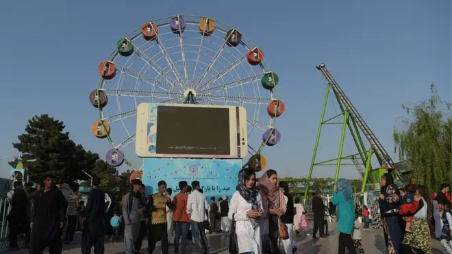 Na fotografiji iz 2017. godine vide se žene u zabavnom parku u Kabulu, ali sada im je zabranjen pristup.