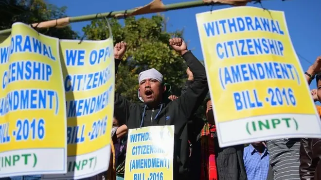 भारतको संविधानले आफ्ना नागरिकहरू विरूद्ध धार्मीक विभेद गर्न रोकेको छ र कानुनका अगाडि सबैले समान संरक्षण पाउनुपर्ने उल्लेख छ।