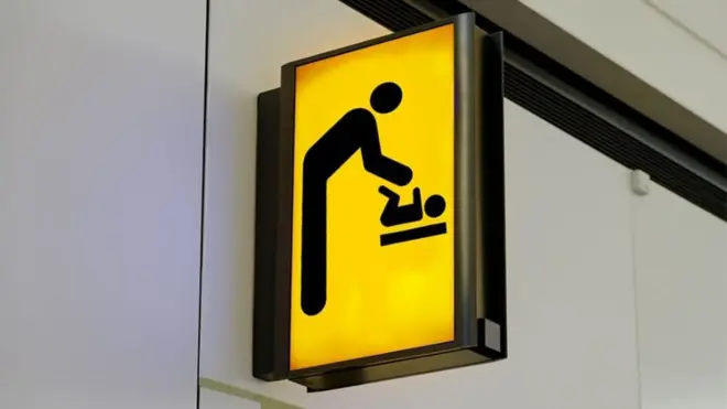 공중화장실에 있는 기저귀 교환대 안내판