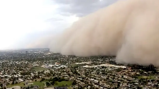 Облако пыли над Фениксом, Аризона.