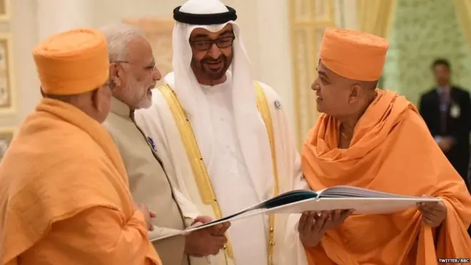 વડાપ્રધાન નરેન્દ્ર મોદી અને અબુધાબીના ક્રાઉન પ્રિન્સને મંદિરનો પ્લાન દેખાડી રહેલા મંદિર સમિતિના સભ્યો