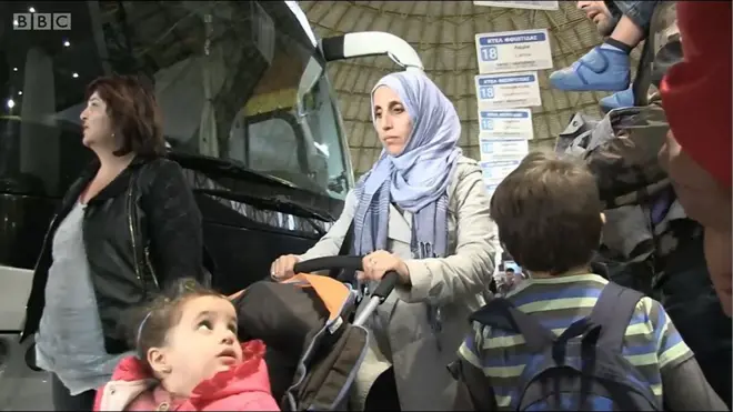 ผู้หญิงเข็นลูก