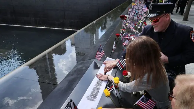 د نیویارک ګراونډ زیرو سیمه: د سپتمبر ۱۱ پېښې قربانیانیانو خپلوانو په پېښه کې د ښکېلتیا په تړاو د طالبانو پر ضد عریضه کړې.