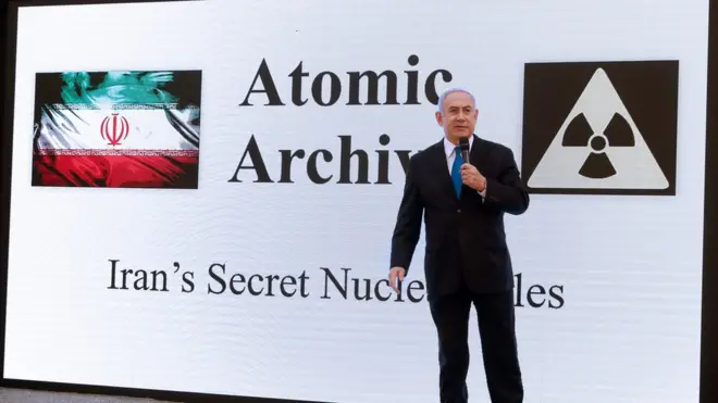 نتانياهو خلال عرضه لما وصفها بالنشاط النووي السري لإيران في وزارة الدفاع الاسرائيلية عام 2018