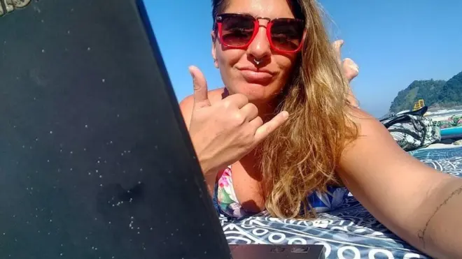 Usando a internet do celular, Luciana Zago consegue trabalhar da areia | Crédito: Acervo Pessoal