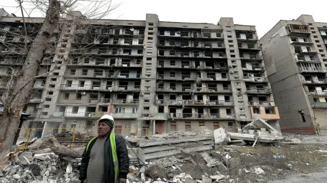 Маріуполь. Березень 2023 року. Напівзруйновані багатоповерхові будинки