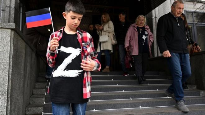 Хлопчик на вході посольства "ДНР" в Москві