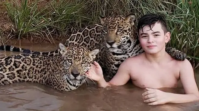 Esta foto de Tiago con dos jaguares con uno de ellos que parece que lo está abrazando, se volvió viral.