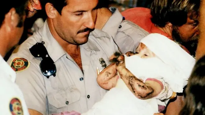 یک مامور پلیس در حال حمل جسیکا