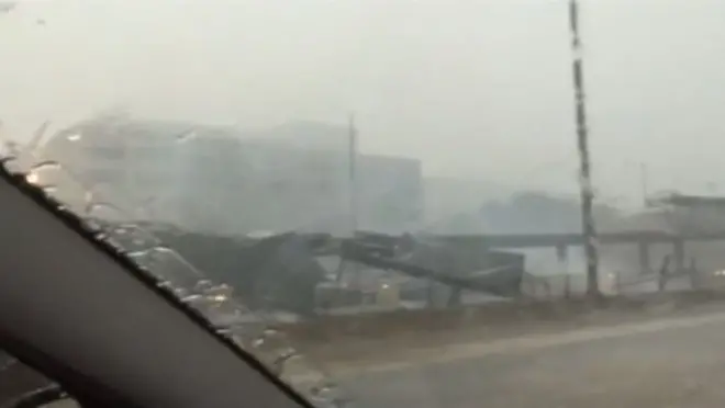 В Чикаго во время сильной грозы со шквалистым ветром часть навеса над железнодорожными путями на станции Иллинойс рухнула на рельсы.