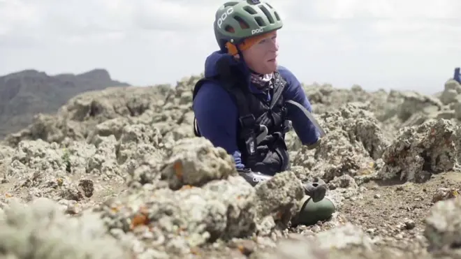 أليكس لويس يحقق انجازا بتسلق أحد أعلى جبال إفريقيا رغم فقد أطرافه