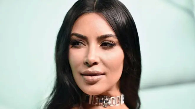 كيم كارداشيان أهدت جائزتها للعاملين في خدمات الإطفاء والشرطة