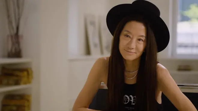 최근 온라인상에서 놀라울 정도로 젊어 보이는 베라 왕의 사진이 화제가 됐다