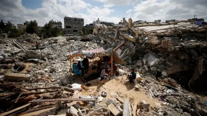 المسؤولون الفلسطينيون يقولون إن أكثر من ألف وحدة سكنية وتجارية دمرتها الغارات الإسرائيلية
