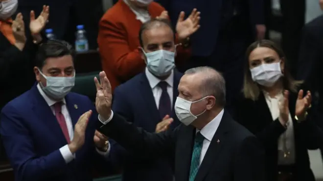 Cumhurbaşkanı Recep Tayyip Erdoğan, salı günkü grup toplantısında bir kez daha siyasi partiler ve toplum kesimlerine yeni anayasa teklifi konusunda beraber çalışma çağrısı yaptı. Diğer yandan gözlerin çevrildiği AKP'de de yol haritası belirlenmeye çalışılıyor.