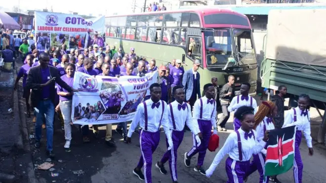 Baadhi ya wafanyakazi wa Kenya katika maonyesho ya siku ya wafanyakazi duniani, baadae baadhi waliondoka uwanjani baada ya kutoahidiwa nyongeza ya mshahara