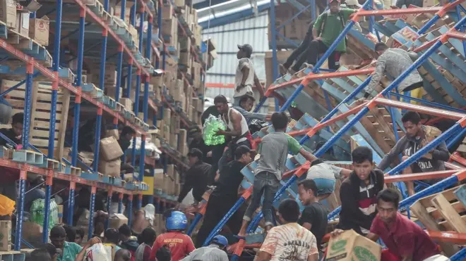 Warga korban gempa mengambil berbagai keperluan logistik di Mamboro, Palu Utara, Senin (1/10). Warga Palu Utara hingga Donggala bagian pantai barat mengambil berbagai kebutuhan tersebut karena bantuan belum sampai ke lokasi.