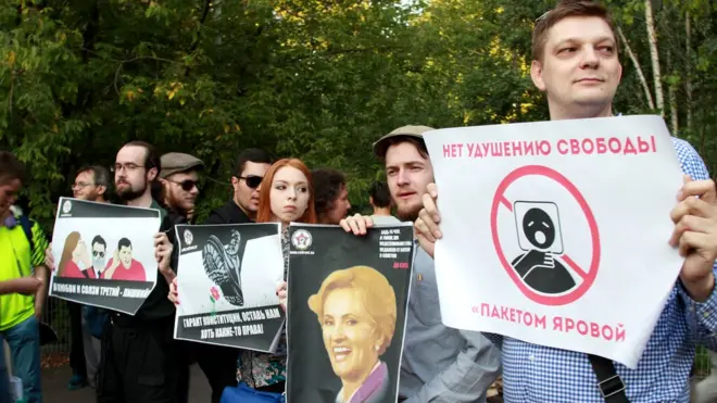 Активисты против "асфиксии интернета законом Яровой" на митинге в Москве 10 августа 2016 года