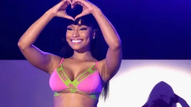 Cəsarətli paltar seçimi Minaj-ı fərqləndirən cəhətlərdəndir