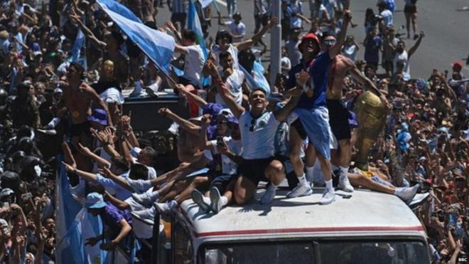 حشود المشجعين يحتفلون في العاصمة الأرجنتينية بوينيس أيريس