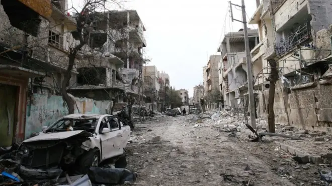 Зруйновані будинки та транспорт у Східній Гуті, внаслідок аваіударів сирійського уряду