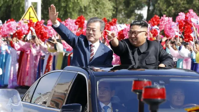 Південнокорейському лідеру влаштували урочисте прийняття - на вулицях Пхеньяна його зустрічали натовпи людей з квітами та прапорами