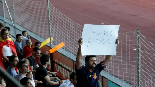 Taraftar "Pique Dışarı" pankartı kaldırdı.