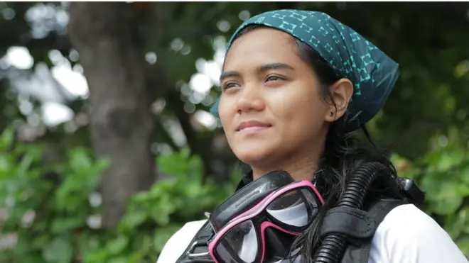 فتاة إندونيسية تنظف البحر وتعيد للشعاب المرجانية جمالها