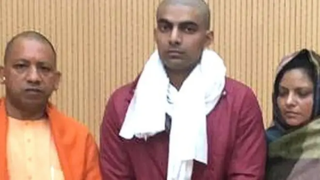 मुख्यमंत्री योगी आदित्यनाथ के साथ इंस्पेक्टर सुबोध कुमार सिंह का परिवार