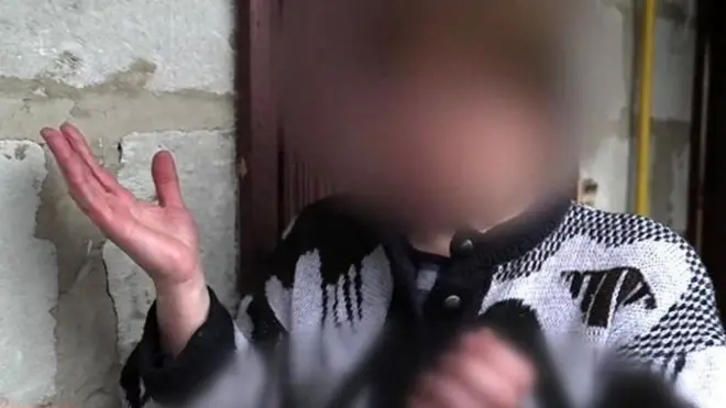 Anna amemzika mumewe kwenye bustani