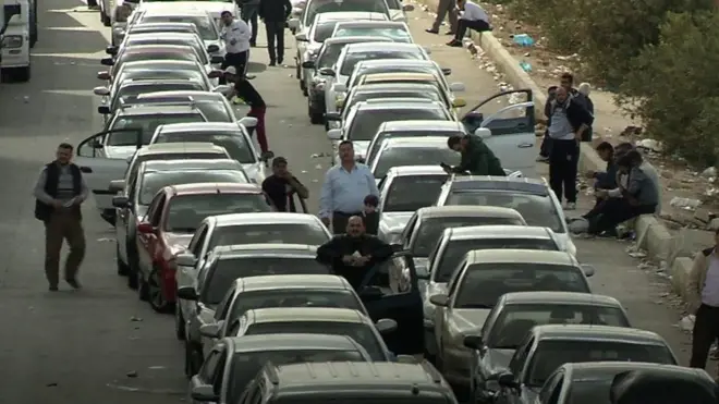 معبر جابر/نصيب على الحدود السورية الأردنية يشهد حركة عبور نشطة، وتشهد أسواق أردنية ازدهارا بسبب البضائع السورية.