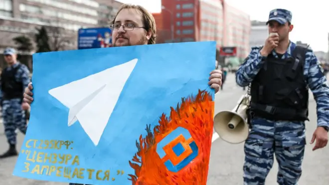 Участник шествия против блокировки "Телеграма" в центре Москвы в 2018 году