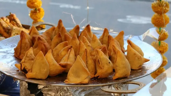Orang-orang Asia Selatan berduyun-duyun ke Drummond Street untuk menikmati makanan yang otentik dan baru dibuat.