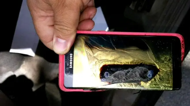 В Galaxy Note 7 взрывается батарейка