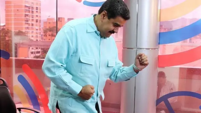 La presidencia de Venezuela hizo pública esta imagen de Maduro bailando durante su programa de radio.